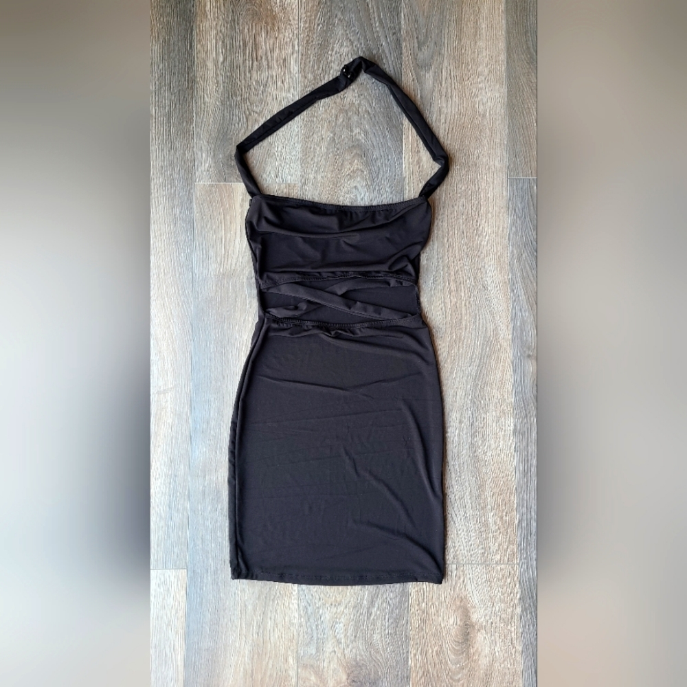 Cut‎ out cross cross slinky bodycon black dress